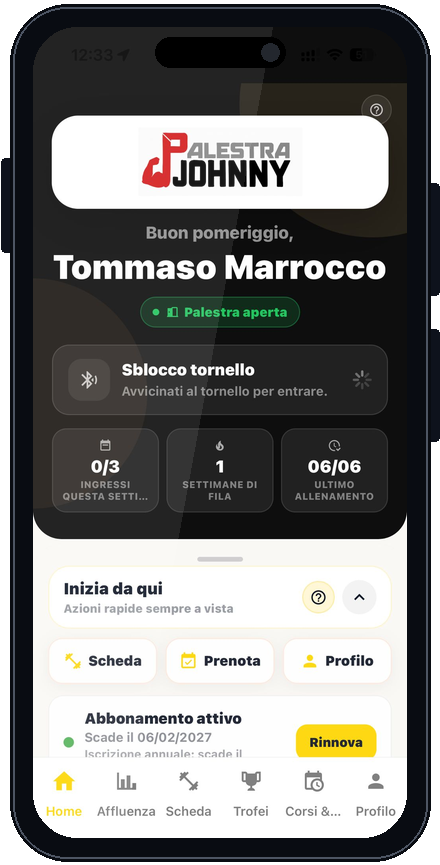 Startskærm i medlemsappen med centrets brand på iPhone